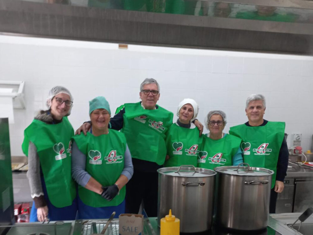 I Volontari di Anteas Solidarietà Brindisina alla mensa della Caritas